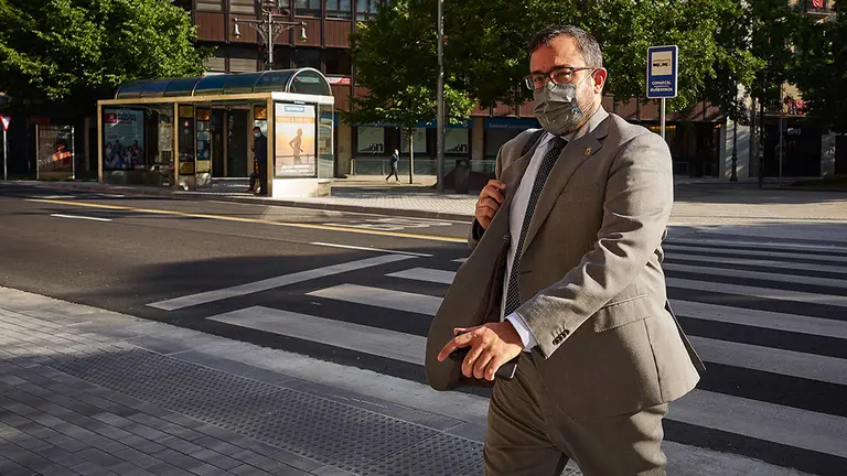 El vicepresidente primero y portavoz del Gobierno de Navarra, Javier Remírez, minutos antes del pleno en el Parlamento de Navarra donde la presidenta del Gobierno de Navarra, María Chivite, ha defendido el endeudamiento como uno de los medios para afrontar los efectos de la crisis del coronavirus y ha reclamado también que los ayuntamientos puedan disponer de su superávit para tener liquidez y destinar esos fondos a políticas de corte social o de empleo. En Pamplona, Navarra, (España), a 28 de mayo de 2020.

28 MAYO 2020;PARLAMENTO NAVARRA;CHIVITE;POLITICA;PAMPLONA

28/5/2020