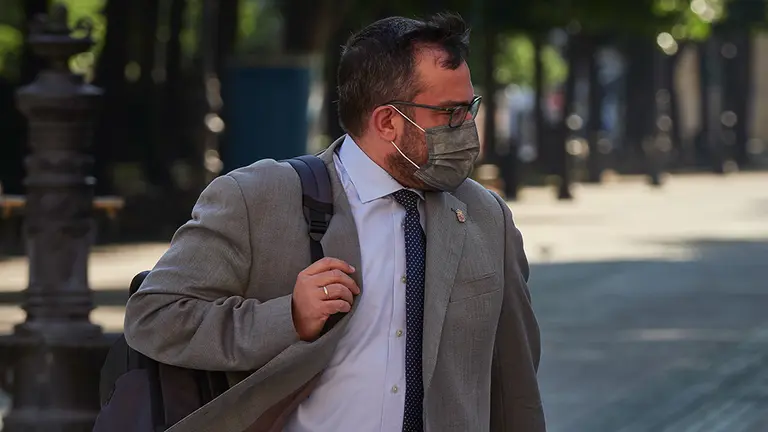 El vicepresidente primero y portavoz del Gobierno de Navarra, Javier Remírez, minutos antes del pleno en el Parlamento de Navarra donde la presidenta del Gobierno de Navarra, María Chivite, ha defendido el endeudamiento como uno de los medios para afrontar los efectos de la crisis del coronavirus y ha reclamado también que los ayuntamientos puedan disponer de su superávit para tener liquidez y destinar esos fondos a políticas de corte social o de empleo. En Pamplona, Navarra, (España), a 28 de mayo de 2020.

28 MAYO 2020;PARLAMENTO NAVARRA;CHIVITE;POLITICA;PAMPLONA

28/5/2020