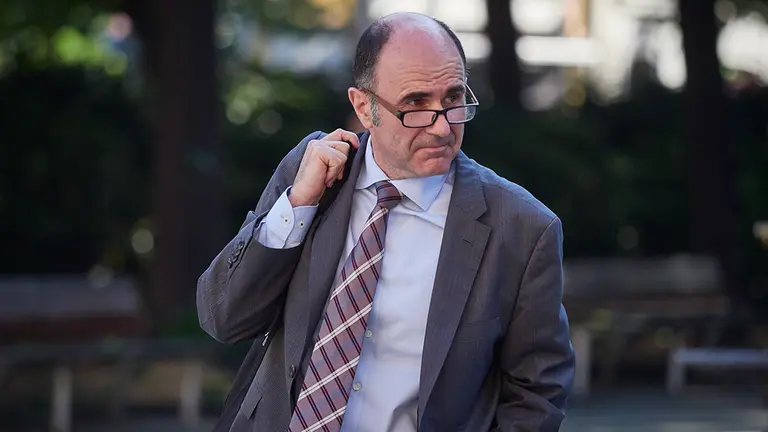 El consejero de Desarrollo Económico y Empresarial del Gobierno de Navarra, Manuel Ayerdi, a su llegada minutos antes del pleno en el Parlamento de Navarra donde la presidenta del Gobierno de Navarra, María Chivite, ha defendido el endeudamiento como uno de los medios para afrontar los efectos de la crisis del coronavirus y ha reclamado también que los ayuntamientos puedan disponer de su superávit para tener liquidez y destinar esos fondos a políticas de corte social o de empleo. En Pamplona, Navarra, (España), a 28 de mayo de 2020.

28 MAYO 2020;PARLAMENTO NAVARRA;CHIVITE;POLITICA;PAMPLONA

28/5/2020