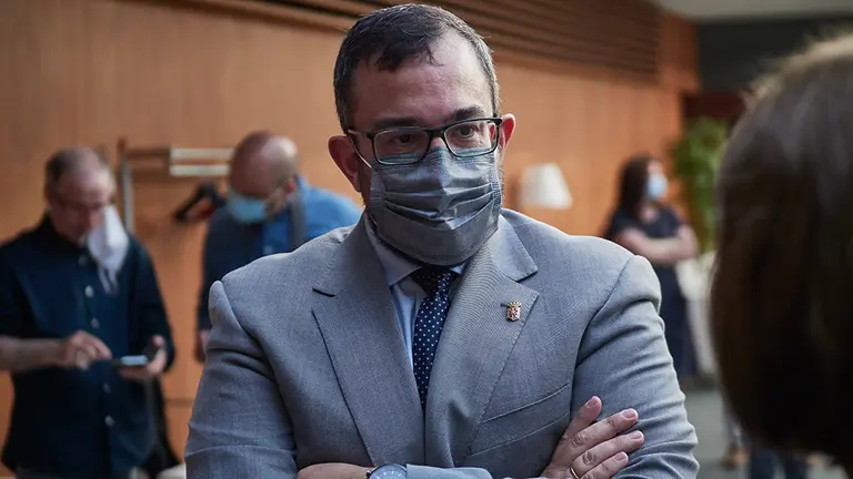 El vicepresidente primero y portavoz del Gobierno de Navarra, Javier Remírez, minutos antes del pleno en el Parlamento de Navarra donde la presidenta del Gobierno de Navarra, María Chivite, ha defendido el endeudamiento como uno de los medios para afrontar los efectos de la crisis del coronavirus y ha reclamado también que los ayuntamientos puedan disponer de su superávit para tener liquidez y destinar esos fondos a políticas de corte social o de empleo. En Pamplona, Navarra, (España), a 28 de mayo de 2020.

28 MAYO 2020;PARLAMENTO NAVARRA;CHIVITE;POLITICA;PAMPLONA

28/5/2020