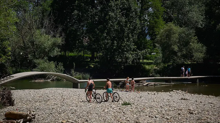 Bañistas disfrutan del agua en el río Arga durante la Fase 2 de la desescalada en Pamplona, cuando se permite el baño en ríos y riachuelos, siempre y cuando se cumplan las medidas para preservar la salud y la seguridad, donde la distancia a guardar tanto en la orilla como en el agua debe ser de dos metros. En Pamplona, Navarra (España), a 29 de mayo de 2020.

29 MAYO 2020;RIO ARGA;PAMPLONA;NAVARRA;FASE 2;DESESCALADA;COVID19

29/5/2020