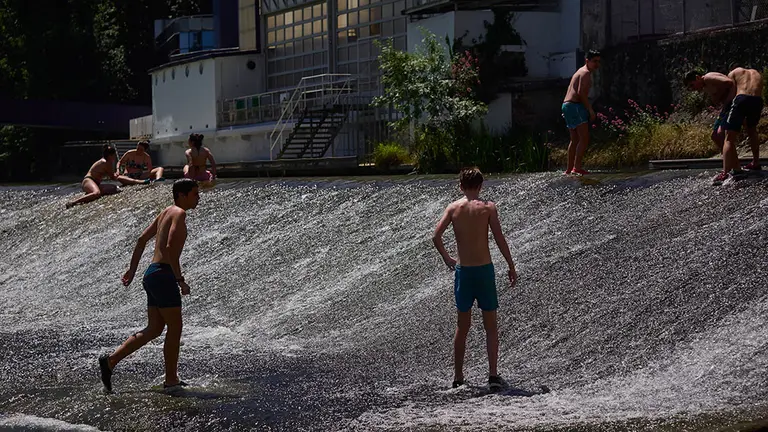 Ba&ntilde;istas disfrutan del agua en el r&iacute;o Arga durante la Fase 2 de la desescalada en Pamplona, cuando se permite el ba&ntilde;o en r&iacute;os y riachuelos, siempre y cuando se cumplan las medidas para preservar la salud y la seguridad, donde la distancia a guardar tanto en la orilla como en el agua debe ser de dos metros. En Pamplona, Navarra (Espa&ntilde;a), a 29 de mayo de 2020.

29 MAYO 2020;RIO ARGA;PAMPLONA;NAVARRA;FASE 2;DESESCALADA;COVID19

29/5/2020