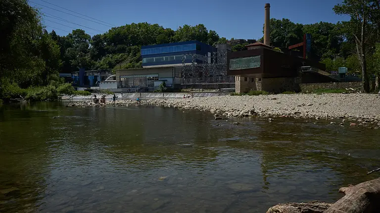 Varias personas disfrutan en las inmediaciones del río Arga durante la Fase 2 de la desescalada en Pamplona, cuando se permite el baño en ríos y riachuelos, siempre y cuando se cumplan las medidas para preservar la salud y la seguridad, donde la distancia a guardar tanto en la orilla como en el agua debe ser de dos metros. En Pamplona, Navarra (España), a 29 de mayo de 2020.

29 MAYO 2020;RIO ARGA;PAMPLONA;NAVARRA;FASE 2;DESESCALADA;COVID19

29/5/2020
