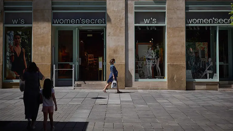 Una mujer pasea por el centro de Pamplona, que se encuentra en fase 2 de la desescalada, con la que se suprimen las franjas horarias para todos aquellos menores de 70 años que quieran realizar actividad física no profesional en grupo, pero continúan reservadas franjas para personas mayores (de 10 a 12 y de 19 a 20 horas). En Pamplona, Navarra, (España), a 29 de mayo de 2020.

29 MAYO 2020;PAMPLONA;DIA 76 DE ESTADO DE ALARMA;CORONAVIRUS;COVID19;FASE 2;PAMPLONA;COMUNIDAD FOR

29/5/2020