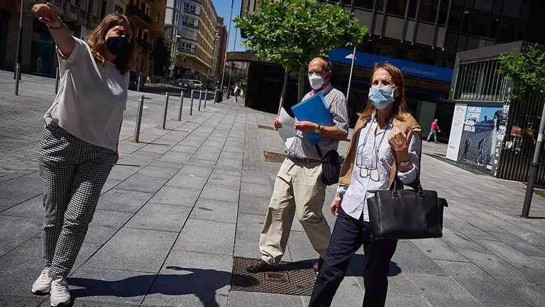 Varias personas pasean por el centro de Pamplona, que se encuentra en fase 2 de la desescalada, con la que se suprimen las franjas horarias para todos aquellos menores de 70 años que quieran realizar actividad física no profesional en grupo, pero continúan reservadas franjas para personas mayores (de 10 a 12 y de 19 a 20 horas). En Pamplona, Navarra, (España), a 29 de mayo de 2020.

29 MAYO 2020;PAMPLONA;DIA 76 DE ESTADO DE ALARMA;CORONAVIRUS;COVID19;FASE 2;PAMPLONA;COMUNIDAD FOR

29/5/2020