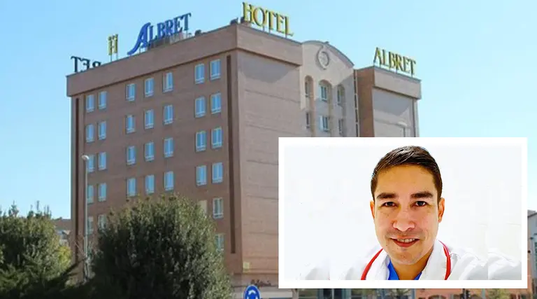 El hotel Albret, en Pamplona, junto a una imagen del médico José Alexander Caballero