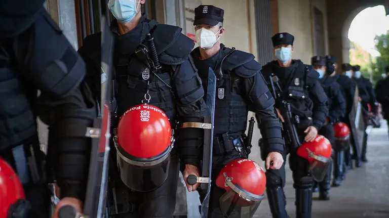 Varios Policías Forales de la Unidad Antidisturbios se preparan para mantener el orden durante la manifestacion ilegal en favor del preso de ETA, Patxi Ruiz, en huelga de hambre en la carcel Murcia II. En Pamplona, Navarra, España, a 30 de mayo de 2020.

Varios Policías Forales de la Unidad Antidisturbios se preparan para mantener el orden durante la manifestacion ilegal en favor del preso de ETA, Patxi Ruiz, en huelga de hambre en la carcel Murcia II. En Pamplona, Navarra, España, a 30 de mayo de 2020.


30/5/2020
