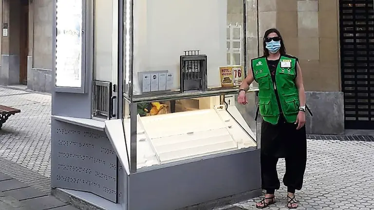 Una vendedora del cup&oacute;n de la ONCE junto a su lugar de venta en la calle. Cedida.