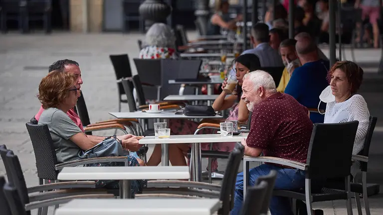 Varias personas llenan las terrazas de la famosa Plaza del Castillo de Pamplona durante el primer fin de semana de fase 2 en la desescalada de la pandemia por coronavirus COVID19. En Pamplona, Navarra, España, a 31 de mayo de 2020.

Varias personas llenan las terrazas de la famosa Plaza del Castillo de Pamplona durante el primer fin de semana de fase 2 en la desescalada de la pandemia por coronavirus COVID19. En Pamplona, Navarra, España, a 31 de mayo de 2020.


31/5/2020