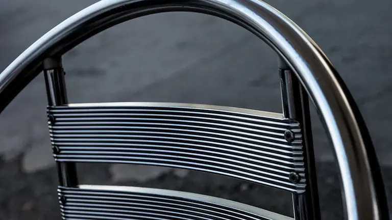 Una silla de metal de una terraza de Pamplona. ARCHIVO 