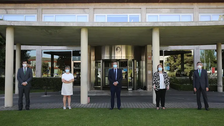 Íñigo Goenaga, directivo de la CUN, Arantxa Osinaga, del Colegio de Enfermería de Navarra, Rafael Teijeira, del Colegiode Médicos de Navarra, Marta Galipienzo, del Colegio de Farmacéuticos, José  Andrés Gómez Cantero, director general de la CUN. CLÍNICA UNIVERSIDAD DE NAVARRA