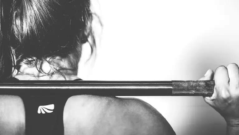 Una atleta entrenando con pesas. ARCHIVO