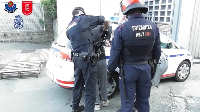 Desarticulado un grupo criminal al que se le atribuyen 28 robos con fuerza en empresas, seis de ellos en Navarra. ERTZAINTZA