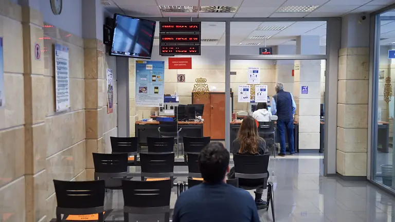 Las oficinas para renovar el DNI reabren con cita previa. MIGUEL OSÉS