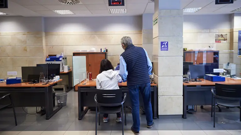 Las oficinas para renovar el DNI reabren con cita previa, las visitas son individuales a no ser que la persona, por motivos de salud, deba ir acompañada. MIGUEL OSÉS