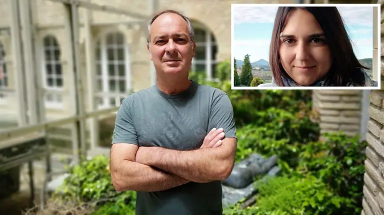 José Manuel Santana Toledo, junto a una imagen de Sara Climent CEDIDA