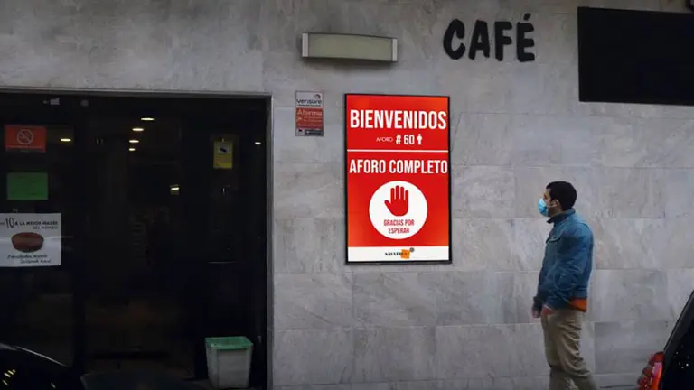 Una pantalla informa en el exterior de un local cuántas personas hay en ese momento dentro.
