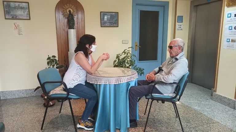 Un familiar visita por primera vez a un residente de una centro de mayores después de varios meses. CEDIDA