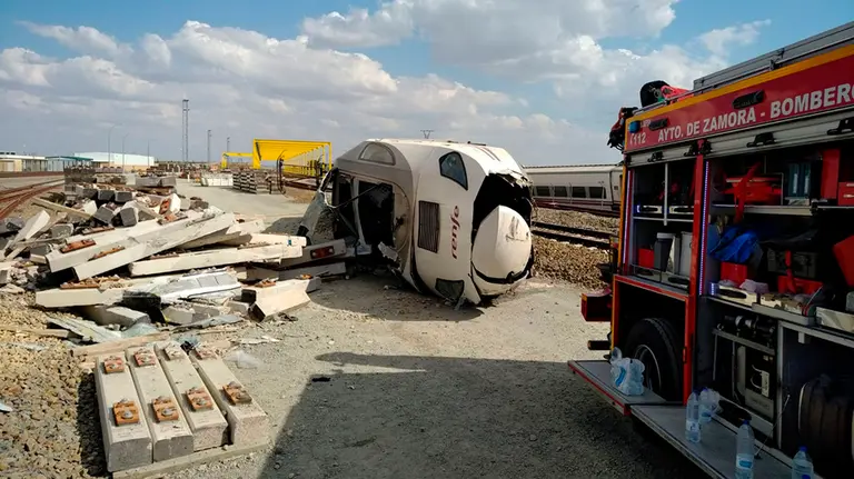 GRAF4771. ZAMORA, 02/06/2020.- Lugar donde la locomotora de un tren Alvia que realiza la ruta Ferrol-Madrid ha descarrilado a su paso por la localidad zamorana de Hiniesta, al arrollar a un vehículo cuyo conductor ha fallecido, mientras que los 155 pasajeros del tren han resultado ilesos, aunque los dos maquinistas están heridos. EFE/ Subdelegación Del Gobierno SÓLO USO EDITORIAL PROHIBIDA SU VENTA

