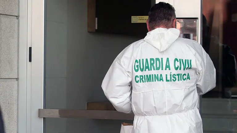 Una mujer fotografia a un trabajador de Criminalística de la Guardia Civil que entra a la vivienda donde un menor de edad asesinó presuntamente a su madre la pasada noche del domingo al lunes, en el número 3 de la calle Costa do Castro, en la localidad de Foz, en Lugo (Galicia), a 4 de noviembre de 2019.

crimen, violencia doméstica
  (Foto de ARCHIVO)

4/11/2019
