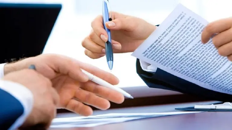 Una persona haciendo trámites. ARCHIVO