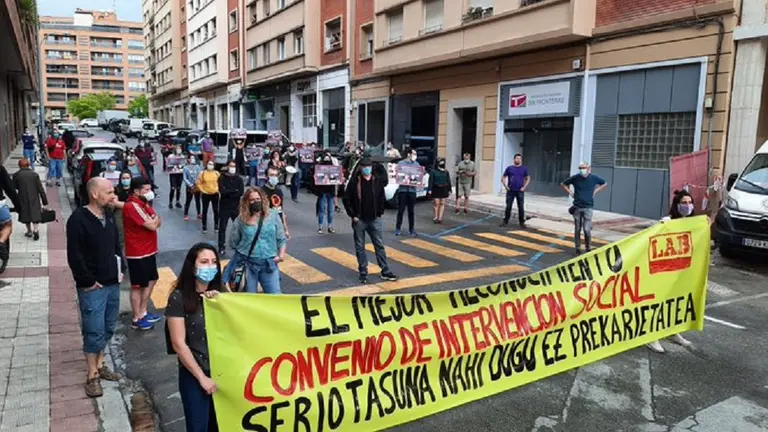 Trabajadores de Intervenci&oacute;n Social reclaman la firma del convenio del sector. LAB