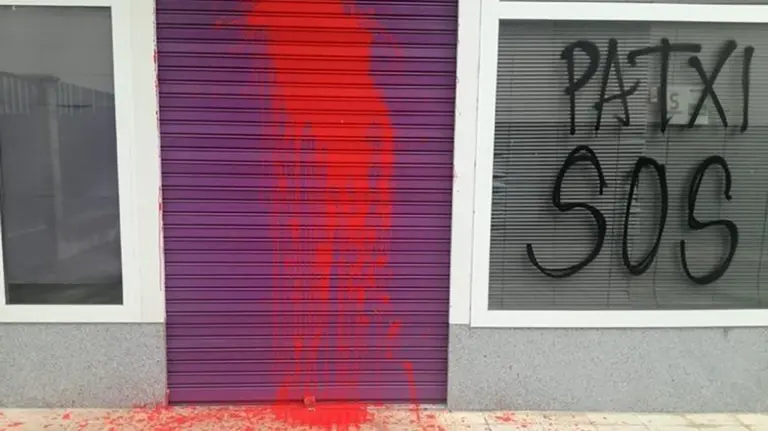 Fachada de la sede de Podemos, en el barrio de  la Rochapea, que ha sido atacada con pintura esta madrugada. MIKEL BUIL