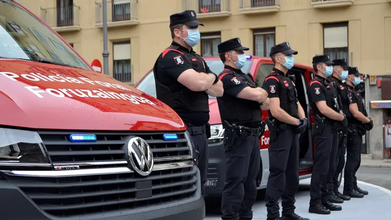 Veh&iacute;culos y agentes de Intervenci&oacute;n, en la puerta principal del Palacio de Navarra. GOBIERNO DE NAVARRA