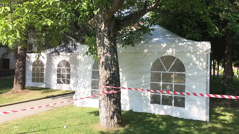 Carpas en la zona verde de la Casa de Misericordia de Pamplona. Navarra.com