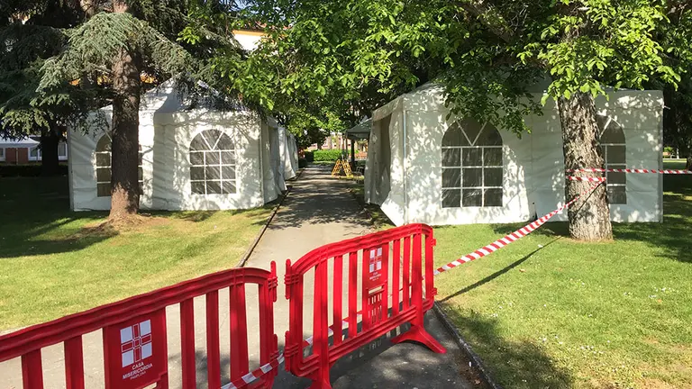 Carpas en la zona verde de la Casa de Misericordia de Pamplona. Navarra.com