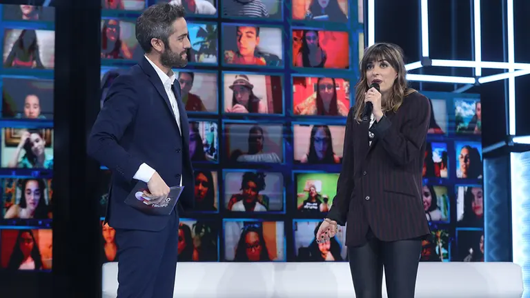 La navarra Maialen Gurbindo, en su despedida, junto al presentador Roberto Leal. RTVE