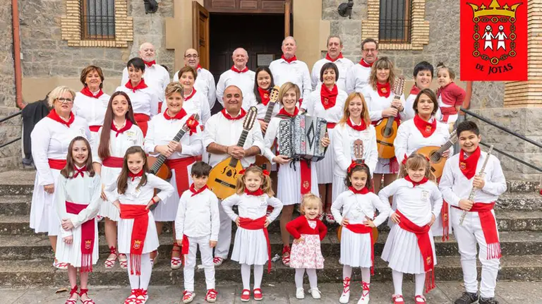 Algunos de los integrantes de la Escuela Navarra de Jotas posan antes de la epidemia del coronavirus. FACEBOOK