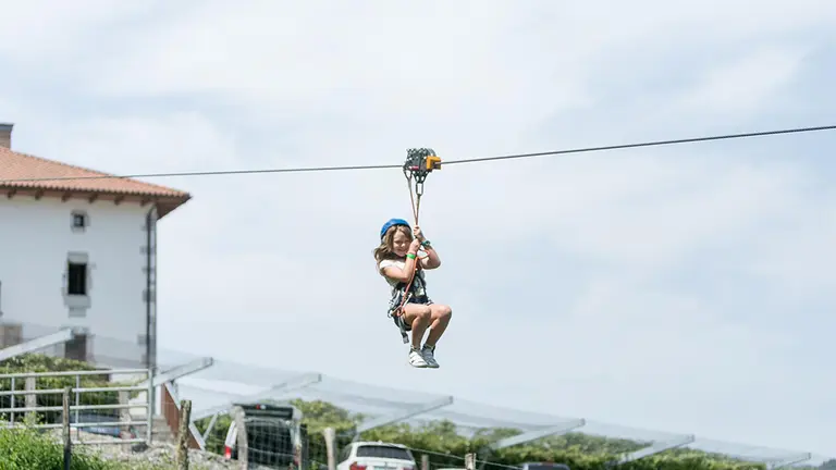 Tirolina en el parque IrriSarri Land. CEDIDA