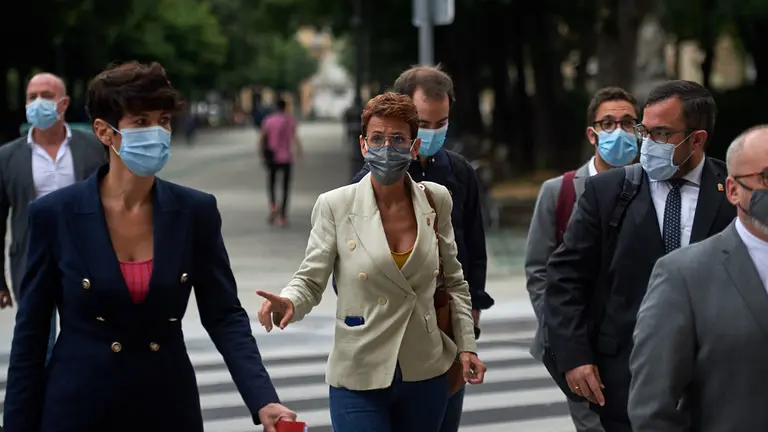 La presdenta del gobierno de Navarra llega al parlamento junto a Inma Saiz, consejera de Hacienda, y al vicepresidente Javier Remirez. MIGUEL OSÉS