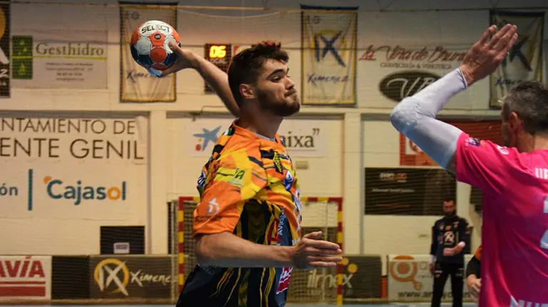 Ruslan Dashko con la camiseta del Angel Ximénez de Puente Genil.