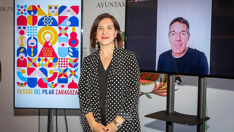 La vicealcaldesa de Zaragoza junto al cartel y a su autor por videoconferencia. Ayuntamiento de Zaragoza.