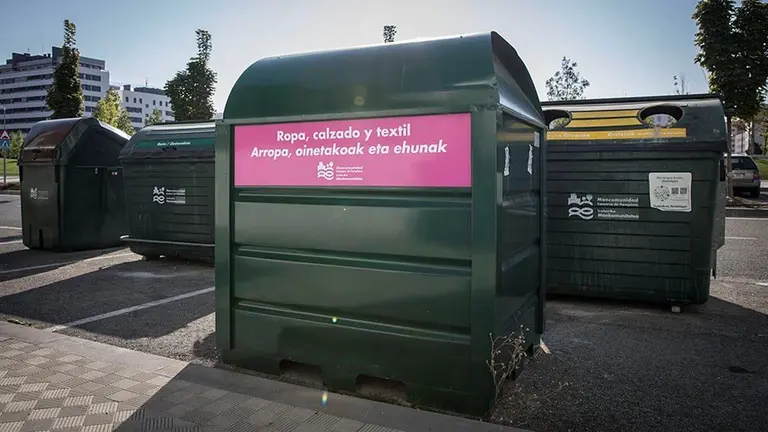 Contenedor de recogida de ropa, calzado y material textil. MANCOMUNIDAD DE LA COMARCA DE PAMPLONA