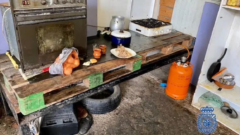 Condiciones en las que vivían varais personas en una nave industrial de Milagro. POLICÍA NACIONAL