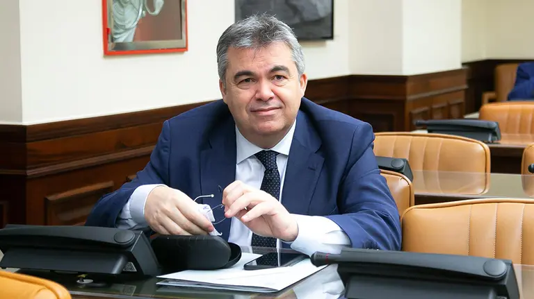 El diputado del PSN-PSOE Santos Cerdán, momentos antes del inicio de la comparecencia del ministro del Interior, Fernando Grande-Marlaska. Europa Press.