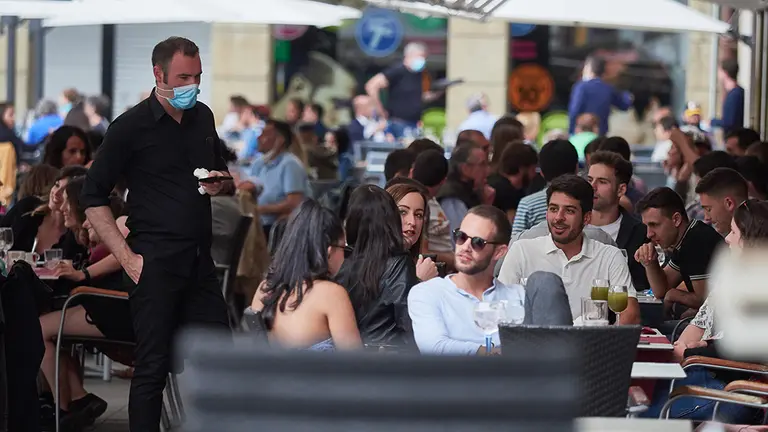Aglomeración de personas en una terraza de la famosa Plaza del Castillo en las jornadas previas a la entrada en la fase 3 de la desescalada en Pamplona, Navarra, España, a 6 de junio de 2020.

Aglomeración de personas en una terraza de la famosa Plaza del Castillo en las jornadas previas a la entrada en la fase 3 de la desescalada en Pamplona, Navarra, España, a 6 de junio de 2020.


6/6/2020
