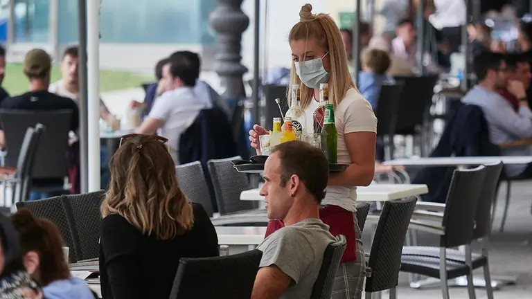 Una trabajadora atiende a los clientes de una terraza en la famosa Plaza del Castillo en las jornadas previas a la entrada en la fase 3 de la desescalada en Pamplona, Navarra, España, a 6 de junio de 2020.

Una trabajadora atiende a los clientes de una terraza en la famosa Plaza del Castillo en las jornadas previas a la entrada en la fase 3 de la desescalada en Pamplona, Navarra, España, a 6 de junio de 2020.


6/6/2020