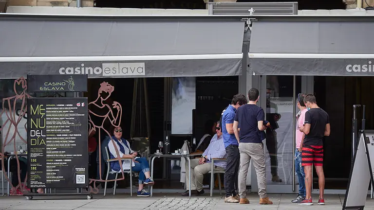 Las terrazas del centro de Pamplona se preparan para la entrada en la fase 3 de la desescalada en Pamplona, Navarra, España, a 6 de junio de 2020.

Las terrazas del centro de Pamplona se preparan para la entrada en la fase 3 de la desescalada en Pamplona, Navarra, España, a 6 de junio de 2020.


6/6/2020