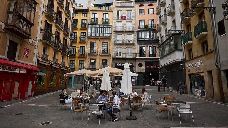 Las terrazas de la Plaza Consistorial de Pamplona se preparan para la entrada en la fase 3 de la desescalada en Pamplona, Navarra, España, a 6 de junio de 2020.

Las terrazas de la Plaza Consistorial de Pamplona se preparan para la entrada en la fase 3 de la desescalada en Pamplona, Navarra, España, a 6 de junio de 2020.


6/6/2020