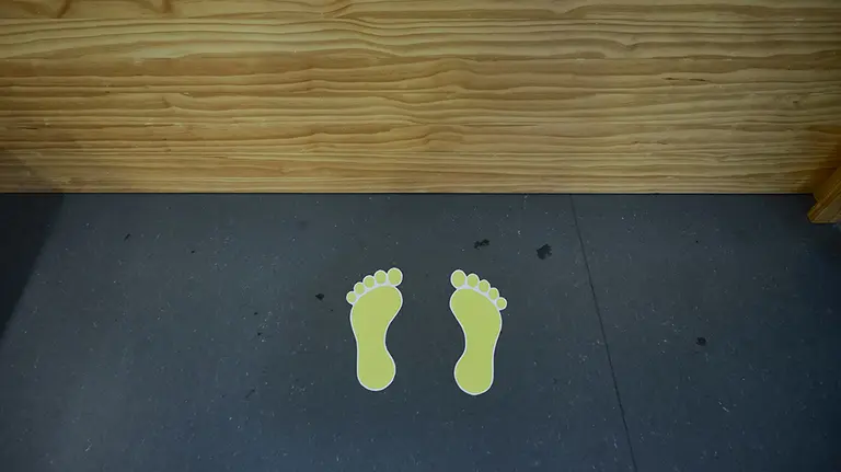 Detalle de medidas de seguridad sanitaria en el interior de una Oficina de Turismo de Pamplona que abre ante la inminente entrada de la fase 3 de la desescalada en Pamplona, Navarra, España, a 6 de junio de 2020.

Detalle de medidas de seguridad sanitaria en el interior de una Oficina de Turismo de Pamplona que abre ante la inminente entrada de la fase 3 de la desescalada en Pamplona, Navarra, España, a 6 de junio de 2020.


6/6/2020