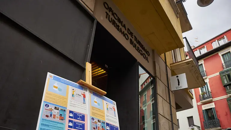 Detalle de un cartel informativo de seguridad sanitaria colocado en la puerta de acceso a una Oficina de Turismo de Pamplona que abre ante la inminente entrada de la fase 3 de la desescalada en Pamplona, Navarra, España, a 6 de junio de 2020.

Detalle de un cartel informativo de seguridad sanitaria colocado en la puerta de acceso a una Oficina de Turismo de Pamplona que abre ante la inminente entrada de la fase 3 de la desescalada en Pamplona, Navarra, España, a 6 de junio de 2020.


6/6/2020