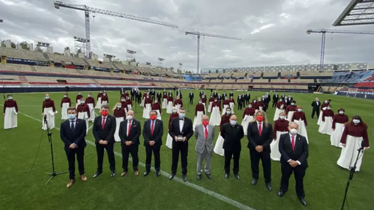 Imagen de la directiva de Osasuna y el Orfeón Pamplonés en El Sadar. CA Osasuna.