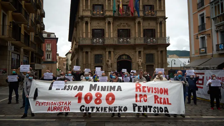 Concentración de pensionistas en la Plaza del Ayuntamiento de Pamplona. MIGUEL OSÉS
