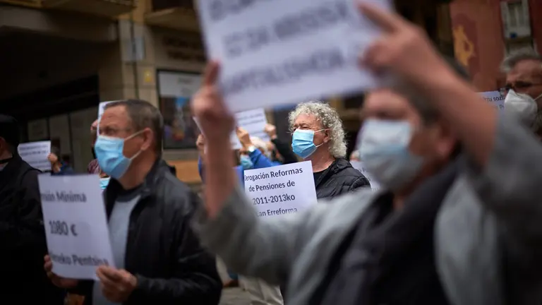 Concentración de pensionistas en la Plaza del Ayuntamiento de Pamplona. MIGUEL OSÉS