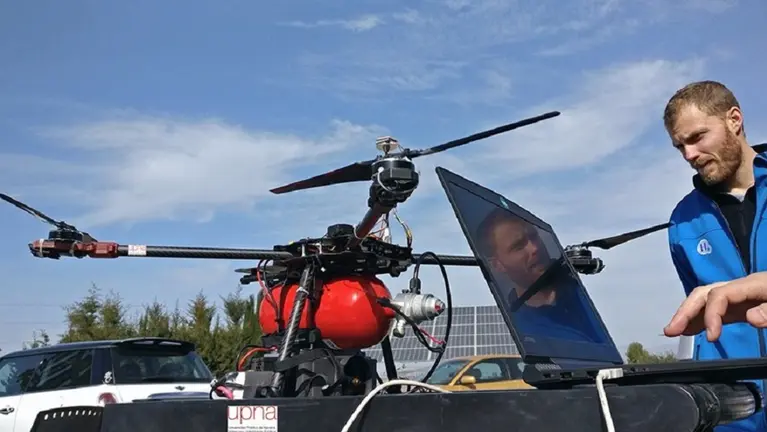 Imagen del dron y el depósito de hidrógeno renovable instalado. - UPNA