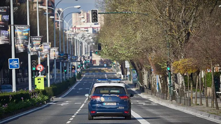 Un vehículo de la Policía Nacional recorre la Avenida Baja Navarra totalmente vecía durante el término de la segunda semana de confinamiento del estado de alarma por coronavirus, covid-19. En Pamplona, Navarra (España) a 29 de marzo de 2020.

Un vehículo de la Policía Nacional recorre la Avenida Baja Navarra totalmente vecía durante el término de la segunda semana de confinamiento del estado de alarma por coronavirus, covid-19. En Pamplona, Navarra (España) a 29 de marzo de 2020.

  (Foto de ARCHIVO)

29/3/2020
